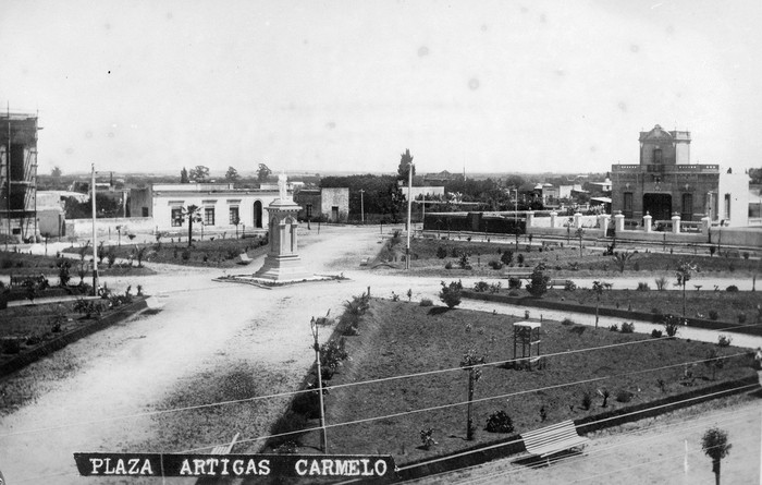 Plaza Artigas, ciudad de Carmelo. Reproducción de copia fotográfica. Fecha: Año 1918. Foto: Centro de Fotografía de Montevideo.