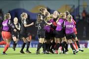 Las jugadoras de Nueva Zelanda festejan al final del partido ante Uruguay en la segunda fecha del Mundial de Fútbol Femenino Sub-17, en el estadio Charrúa.