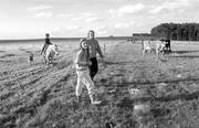  Claudia Godan y sus hijos Bárbara y Facundo Capanna llevan las vacas para el ordeñe de la tarde en la fracción 19 de la colonia Reglamento de Tierras de 1815. / Foto: Sandro Pereyra