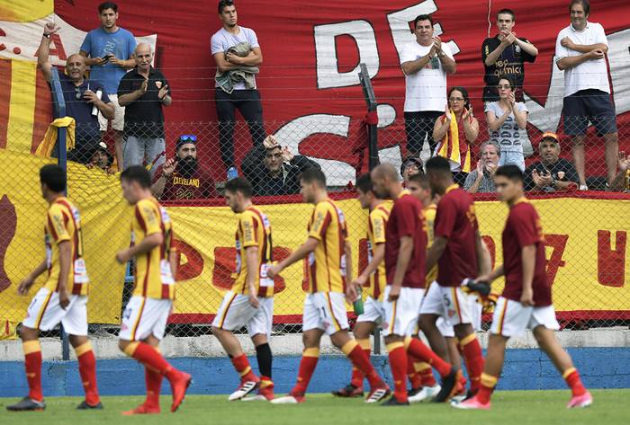 Jugadores e hinchas de Progreso al final del partido ante Liverpool en Belvedere. Foto: Sandro Pereyra