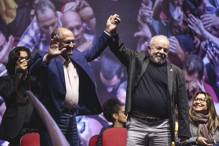 Geraldo Alckmin y Luis Inacio Lula da Silva, durante un encuentro con movimientos sociales, en el barrio Liberdade, San Pablo, el 27 de mayo de 2022. · Foto: Ettore Chiereguini, Agif, AFP