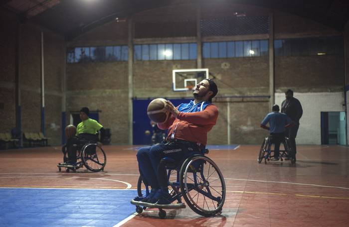 Entrenamiento de la selección uruguaya de basquetbol en silla de ruedas.  · Foto: Natalia Rovira
