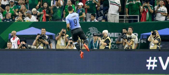 Luis Suárez, tras convertir de tiro libre ante México en el estadio NRG de Houston. ,Getty Images, AFP · Foto: Bob Levey 