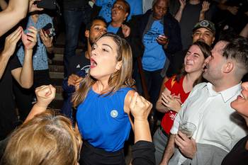 La candidata socialista demócrata, Julia Salazar, tras enterarse de su victoria en las primarias demócratas ante el actual senador estatal demócrata, Marty Dilan, el jueves 13, en Nueva York. La candidata socialista demócrata, Julia Salazar, tras enterarse de su victoria en las primarias demócratas ante el actual senador estatal demócrata, Marty Dilan, el jueves 13, en Nueva York.
