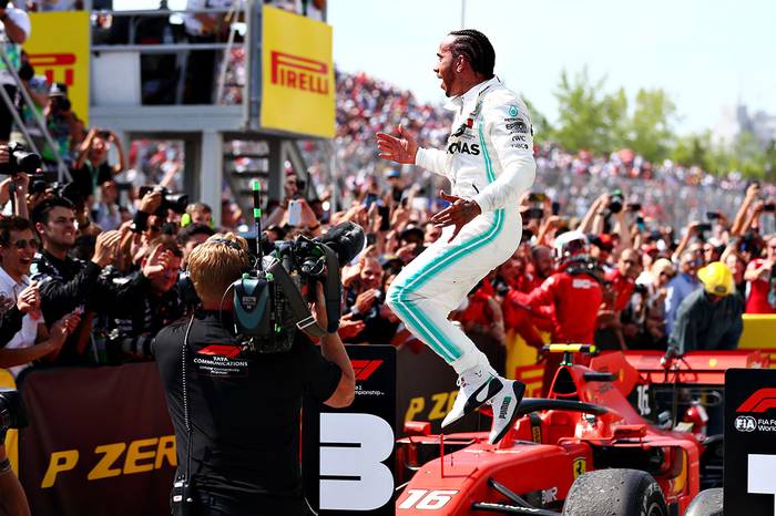 Lewis Hamilton celebra al ganar el Gran Premio de F1 de Canadá en el circuito Gilles Villeneuve, en Montreal. · Foto: Dan Istitene / Getty Images / AFP