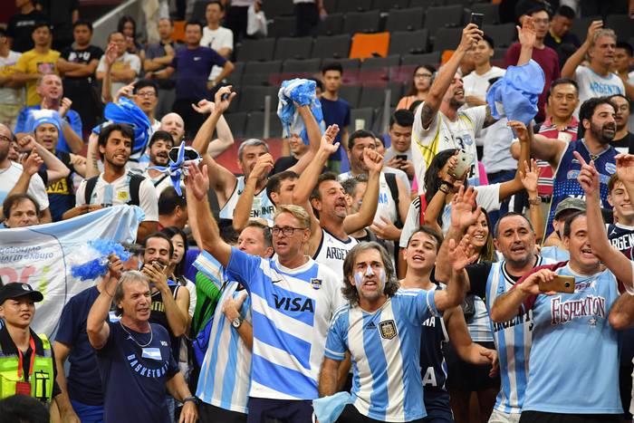 Hinchas de Argentina luego del triunfo ante el equipo de Serbia, en el Dongguan Basketball Center, el 10 de setiembre. · Foto: Jesse D. Garrabrant, AFP