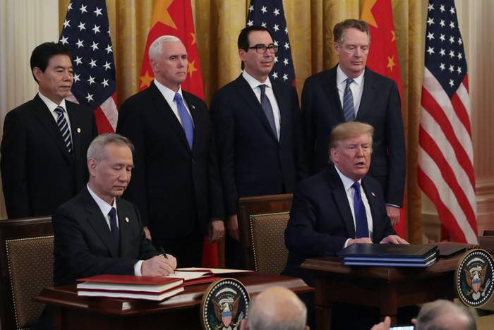 El presidente de Estados Unidos, Donald Trump, y el viceprimer ministro chino, Liu He, firman la fase 1 de un acuerdo comercial entre Estados Unidos y China, en Washington, DC. Foto: Mark Wilson/Getty Images/AFP.