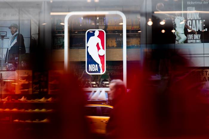 Logo de la NBA en la 5ª Avenida, en Nueva York. Foto: Jeenah Moon/Getty Images/AFP