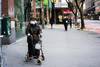 Una anciana usa una máscara facial y guantes de plástico mientras espera cruzar la calle el 26 de marzo de 2020 en la ciudad de Nueva York. Foto: Eduardo Muñoz Álvarez / Getty Images / AFP. Una anciana usa una máscara facial y guantes de plástico mientras espera cruzar la calle el 26 de marzo de 2020 en la ciudad de Nueva York. Foto: Eduardo Muñoz Álvarez / Getty Images / AFP.