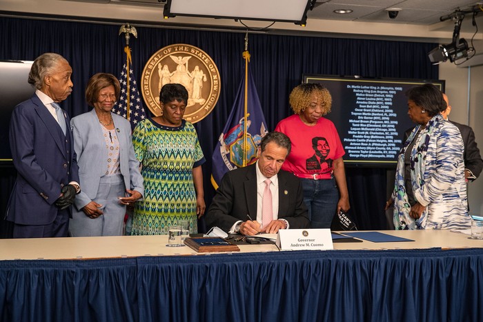 Andrew Cuomo (C), durante la firma de la reforma, en la sesión informativa diaria, en la Oficina del gobernador del Estado de Nueva York, el 12 de junio, en Nueva York. . · Foto: Jeenah Moon/Getty Images/AFP