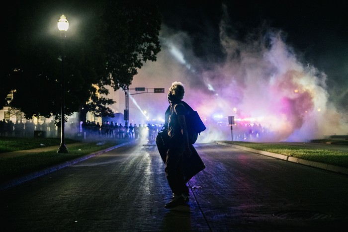 Un manifestante con un escudo improvisado, el 25 de agosto, en Kenosha, Wisconsin. 
 · Foto: Brandon Bell, Getty Images, AFP