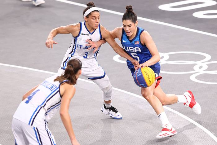 Estados Unidos e Italia compiten en basquetbol femenino 3x3, este lunes, en Tokio, Japón. · Foto: Ned Dishman, AFP