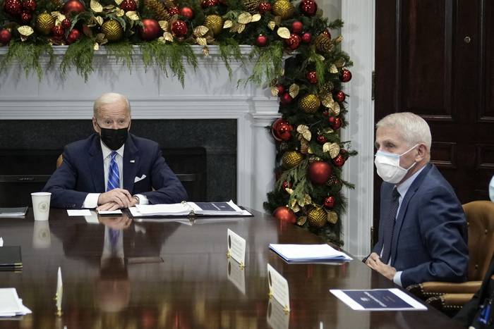 Anthony Fauci y Joe Biden, el 16 de diciembre. · Foto: Drew Angerer, Getty Images, AFP