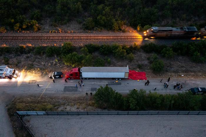 Vista aérea del camión con remolque, el 27 de junio, en San Antonio, Texas. · Foto: Jordan Vonderhaar, Getty Images, AFP