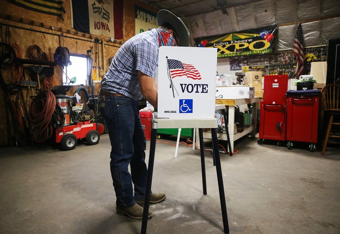 Un votante en Richland, Iowa, el 4 de noviembre. · Foto: Mario Tama, Getty Images, AFP