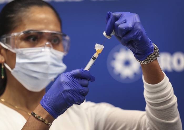 Vacunacion de Pfizer-BioNtech COVID-19, el 23 de diciembre, en Fort Lauderdale, Florida. 

 · Foto: Joe Raedle, Getty Images, Afp