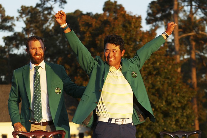 Hideki Mastsuyam, de Japón, luego de ganar el Master de Augusta, junto al ganador de la edición 2020, el norteamericano Dustin Johnson, en el Club Nacional de Golf Augusta, Georgia. 


 · Foto: Kevin C Kox, Getty Images, AFP