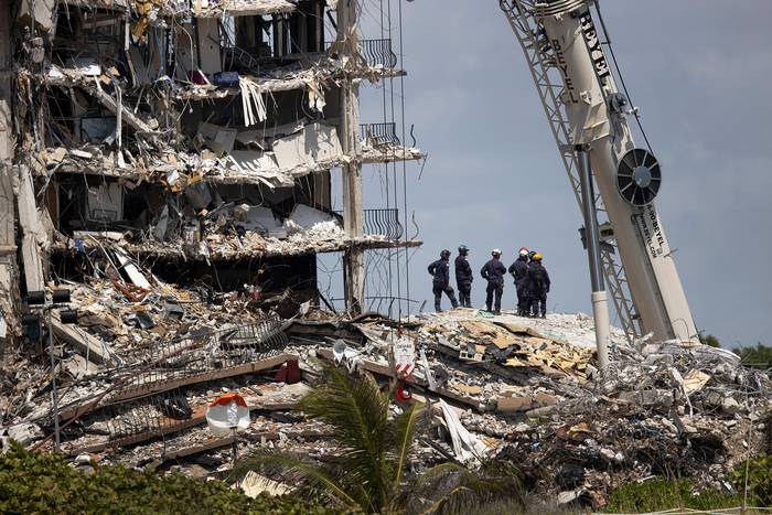 Trabajos de rescate en el derrumbe de un edificio de apartamentos en Surfside, Florida, el 27 de junio de 2021. · Foto: Joe Raedle, Getty Images, Afp
