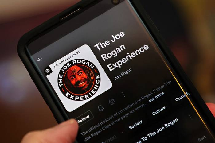 El podcast "The Joe Rogan Experience" se ve en la aplicación móvil de Spotify el 31 de enero de 2022. · Foto: Cindy Ord, Getty Images, AFP