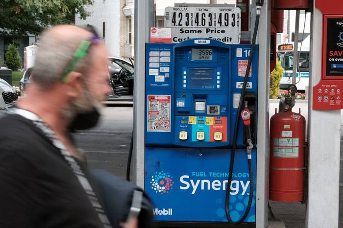 Una persona pasa por una gasolinera con los precios expuestos en el barrio de Brooklyn el 11 de agosto de 2022 en la ciudad de Nueva York. · Foto: Spencer Platt, Getty Images, AFP
