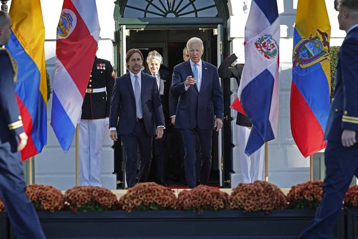 Luis Lacalle Pou y Joe Biden, el 3 de noviembre, durante la primera cumbre de la Alianza para la Prosperidad Económica de las Américas. · Foto: AFP