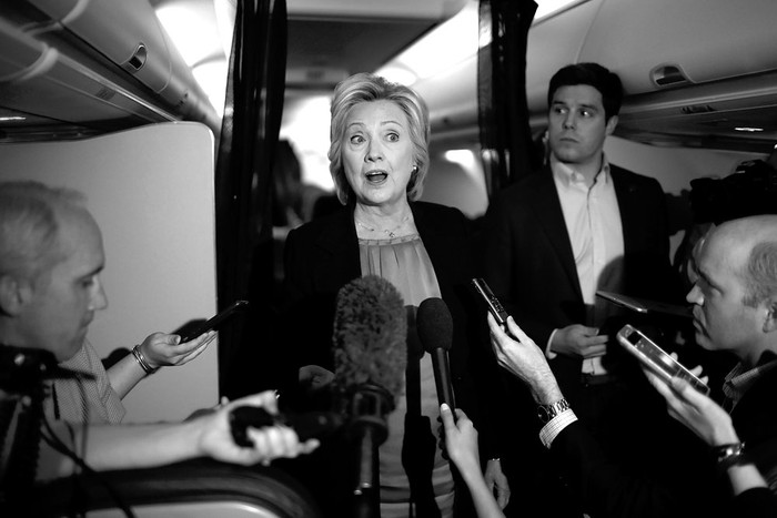 Hillary Clinton habla a los miembros de los medios de comunicación a bordo de su avión de campaña durante el vuelo de White Plains, Nueva York. Foto: Justin Sullivan, AFP