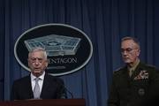 El secretario de defensa de los EE. UU., Jim Mattis, y el presidente del Estado Mayor Conjunto, general Joseph Dunford, informan brevemente a los medios sobre Siria en el Pentágono, ayer. El presidente Donald Trump ha ordenado un ataque de fuerza conjunta en Siria con Gran Bretaña y Francia sobre el reciente ataque químico sospechado por el presidente sirio, Bashar al-Assad. Fptp: Alex Wong / Getty Images / AFP