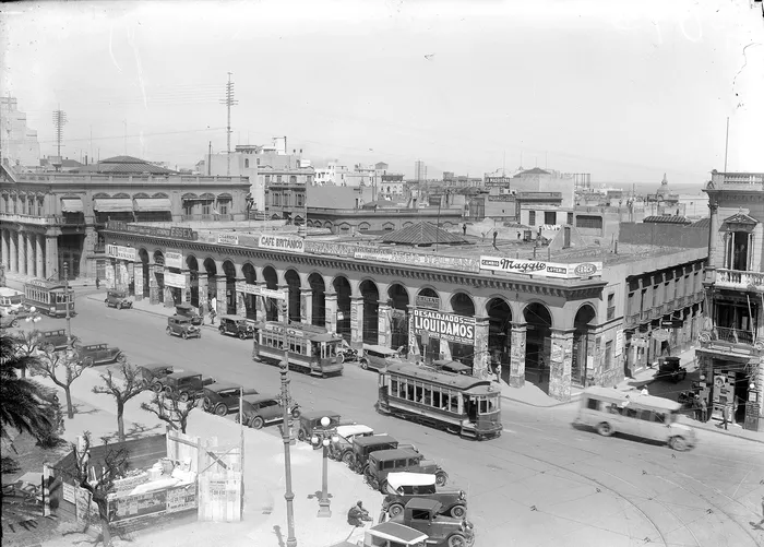 Café Británico. Plaza Independencia entre las calles Ciudadela y Liniers, década de 1920. · Foto: CdF, s/d de autor