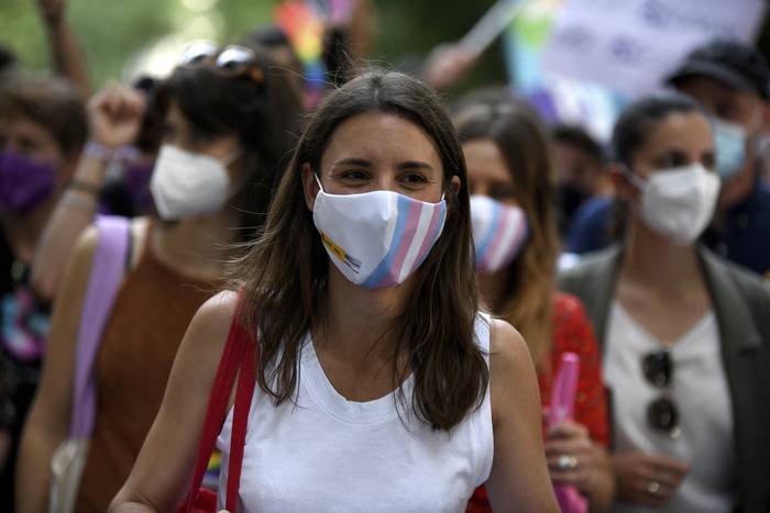 Irene Montero, ministra de Igualdad, de España, durante la Marcha del Orgullo, el 3 de julio de 2021, en Madrid. · Foto: Carlos Lucas, NurPhoto, AFP