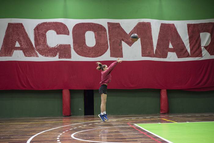 Dafne Nuñez, durante el entrenamiento de Lagomar Femenino, en el club Lagomar, Canelones. · Foto: Natalia Rovira