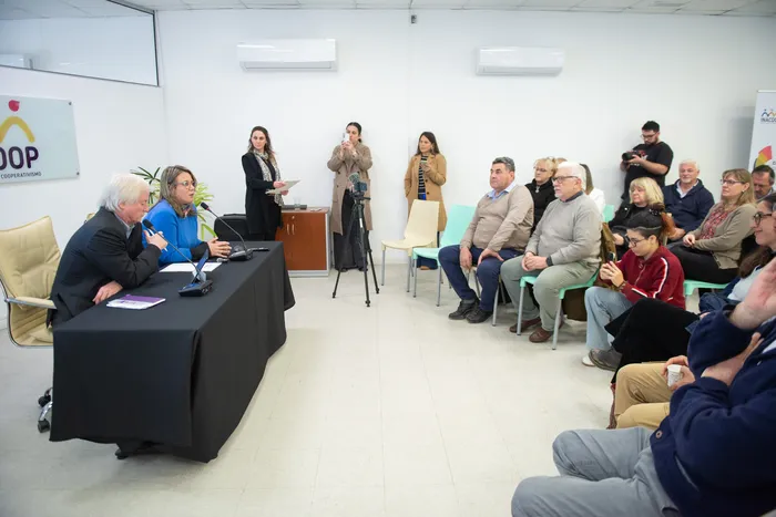 Firma de acuerdo entre Inacoop y el INE, el 9 de setiembre. · Foto: Martín Cerchiari / Presidencia de Uruguay