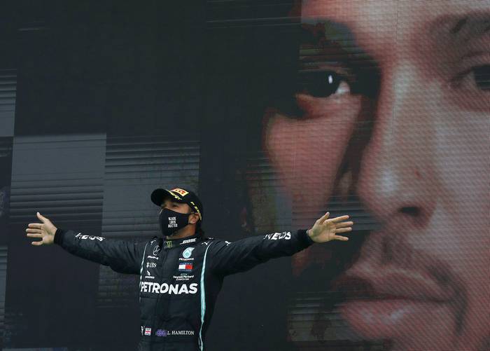 Lewis Hamilton, tras su victoria en el Gran Premio de Portugal, en el circuito de Algarve, en Portimao. 

 · Foto: Rafael Marchante, pool, AFP