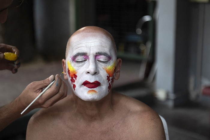 Eduardo _Pitufo_ Lombardo durante el maquillaje previo al Desfile Inaugural del Carnaval. · Foto: Alessandro Maradei