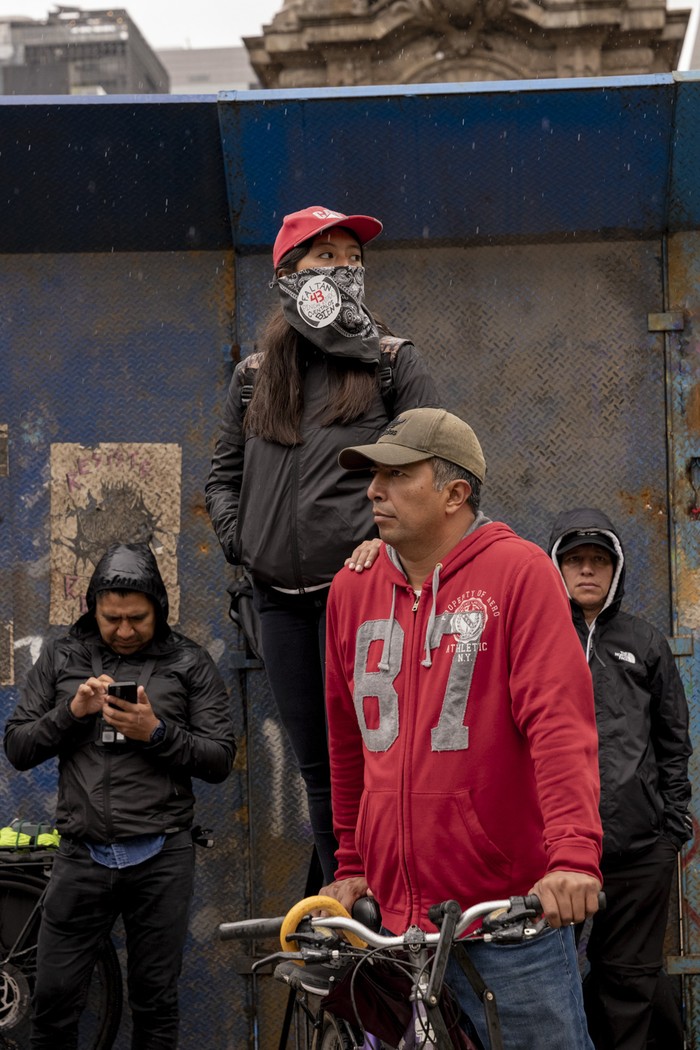 Zoe Juárez García, de 15 años, y su padre, Miguel Ángel, durante la manifestación por los diez años de Ayotzinapa. · Foto: Anita Pouchard Serra