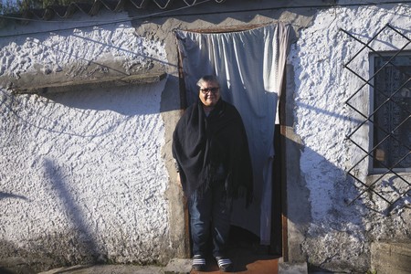 Pelusa en la puerta de su casa en Isla de Gaspar, unos meses antes de que la vivienda fuera destruida. · Foto: Mariana Greif Pelusa en la puerta de su casa en Isla de Gaspar, unos meses antes de que la vivienda fuera destruida. · Foto: Mariana Greif