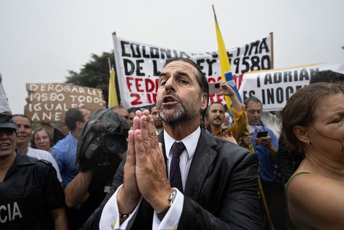 El ex presidente Luis Lacalle Pou junto a manifestantes en contra de la Ley 19.580 a la salida del Parlamento (archivo, marzo de 2024). · Foto: Mara Quintero El ex presidente Luis Lacalle Pou junto a manifestantes en contra de la Ley 19.580 a la salida del Parlamento (archivo, marzo de 2024). · Foto: Mara Quintero