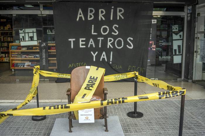 Intervención frente al teatro El Galpón por la reapertura de los teatros (archivo, junio de 2020). · Foto: Mariana Greif