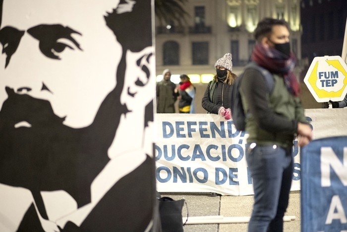 Manifestación de la Federación Uruguaya de Magisterio contra la LUC, ayer, frente a la Torre Ejecutiva. · Foto: Mariana Greif