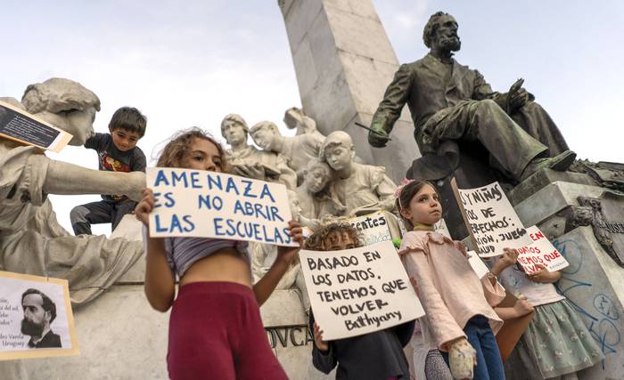Movilización reclamando la presencialidad plena en las escuelas publicas, el 14 de octubre, en la Plaza Varela.
 · Foto: Mariana Greif