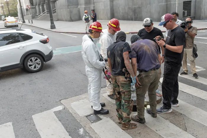 Policía y equipo técnico tras intento de robo en banco de ciudad vieja (archivo, febrero de 2026)
Foto: Martín Hernández Müller