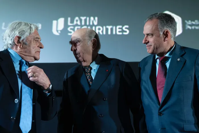 Luis Lacalle Herrera, José María Sanguinetti y Yamandú Orsi, el 28 de octubre, en el Complejo Movie Montevideo Shopping. · Foto: Ernesto Ryan