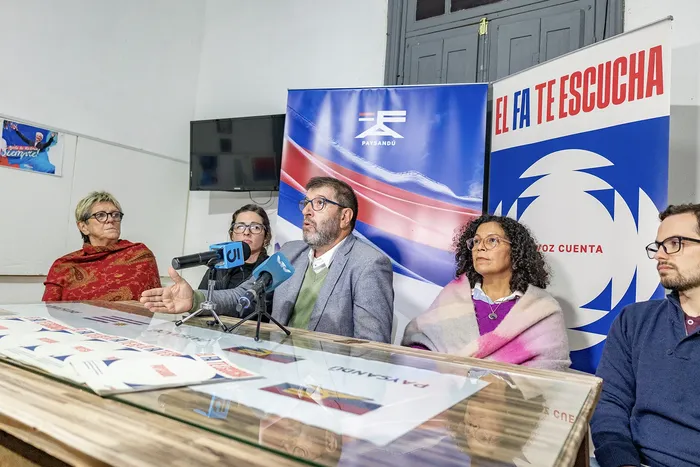 Lilián Abracinskas, Gabriela Falini, Fernando Pereira, Daniela Brandon y Claudio Arbesun durante “El FA te escucha”, el 3 de junio, en Paysandú. · Foto: Santiago Fleitas