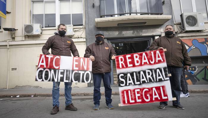 Trabajadores de CITA, el lunes, frente al Ministerio de Trabajo y Seguridad Social. · Foto: Mariana Greif