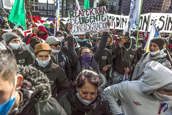 Marcha de los trabajadores del frigorífico Canelones, el 28 de julio, en la plaza Independencia, en Montevideo. · Foto: .