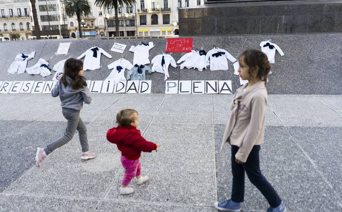 Movilización en reclamo de clases presenciales, e igualdad de condiciones para los públicos y privados, este miércoles, en la Plaza Independencia. · Foto: Mariana Greif