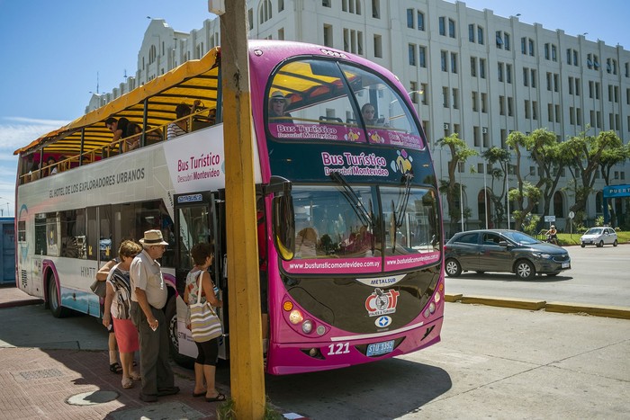 Bus turístico frente al puerto (archivo, enero de 2018). · Foto: Pablo Vignali