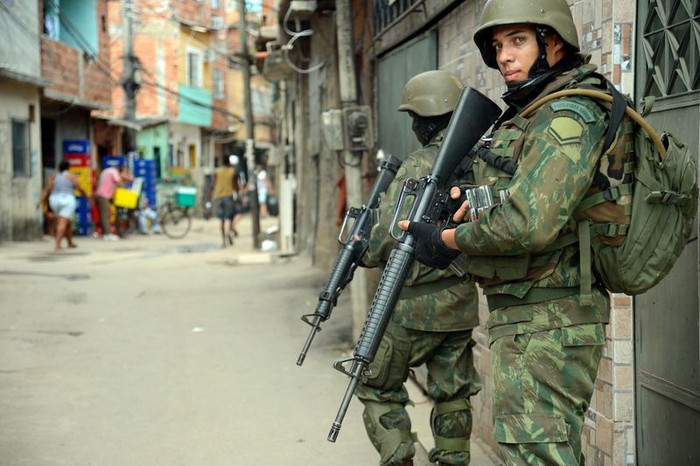 Operación militar en la favela Kelson's, en Río de Janeiro, ayer. Foto: Fernando Frazao / Agencia Brasil
