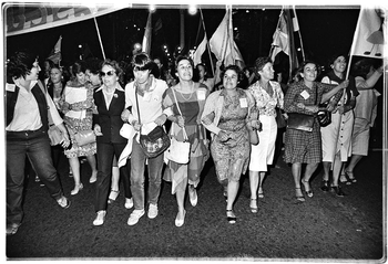 Acto por el Día Internacional de la Mujer, el 8 de marzo de 1985, por la avenida 18 de Julio de Montevideo. Fuente: _Pionera_, de Nancy Urrutia Lungo. Editorial Adhoc Fotos. Montevideo, 2024.