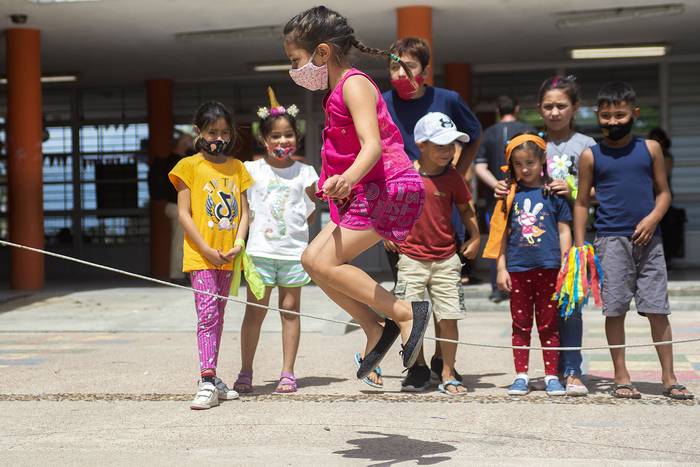 Actividad en la escuela 291, este martes, en Casarino, Canelones, en el marco del Programa Verano 2021. · Foto: Alessandro Maradei