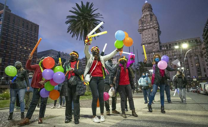 Movilización de la Asociación de Salones de Fiestas del Uruguay en la plaza Independencia (archivo, mayo de 2020). · Foto: Mariana Greif